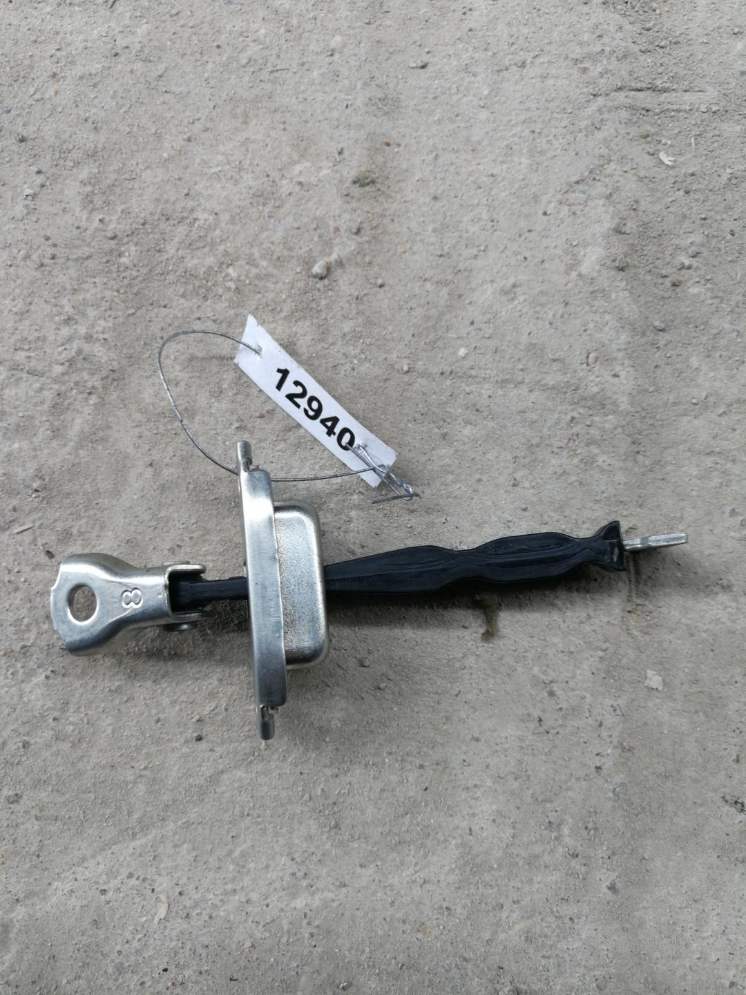 ограничитель открывания двери задней Mitsubishi Outlander 3 поколение 2013, 2.0 л., 4J11, бензин, АКПП, серый, внедорожник 5 дв., передний привод, правый руль - фото №1