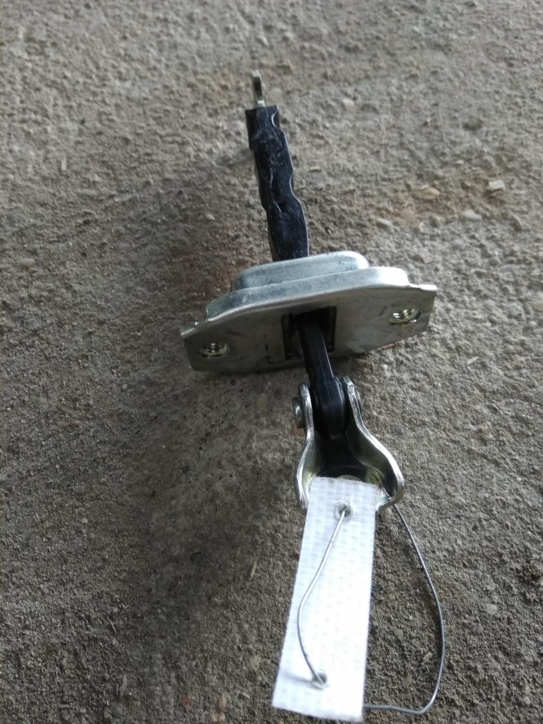 ограничитель открывания двери Mitsubishi Outlander 3 поколение 2013, 2.0 л., 4J11, бензин, АКПП, серый, внедорожник 5 дв., передний привод, правый руль - фото №1