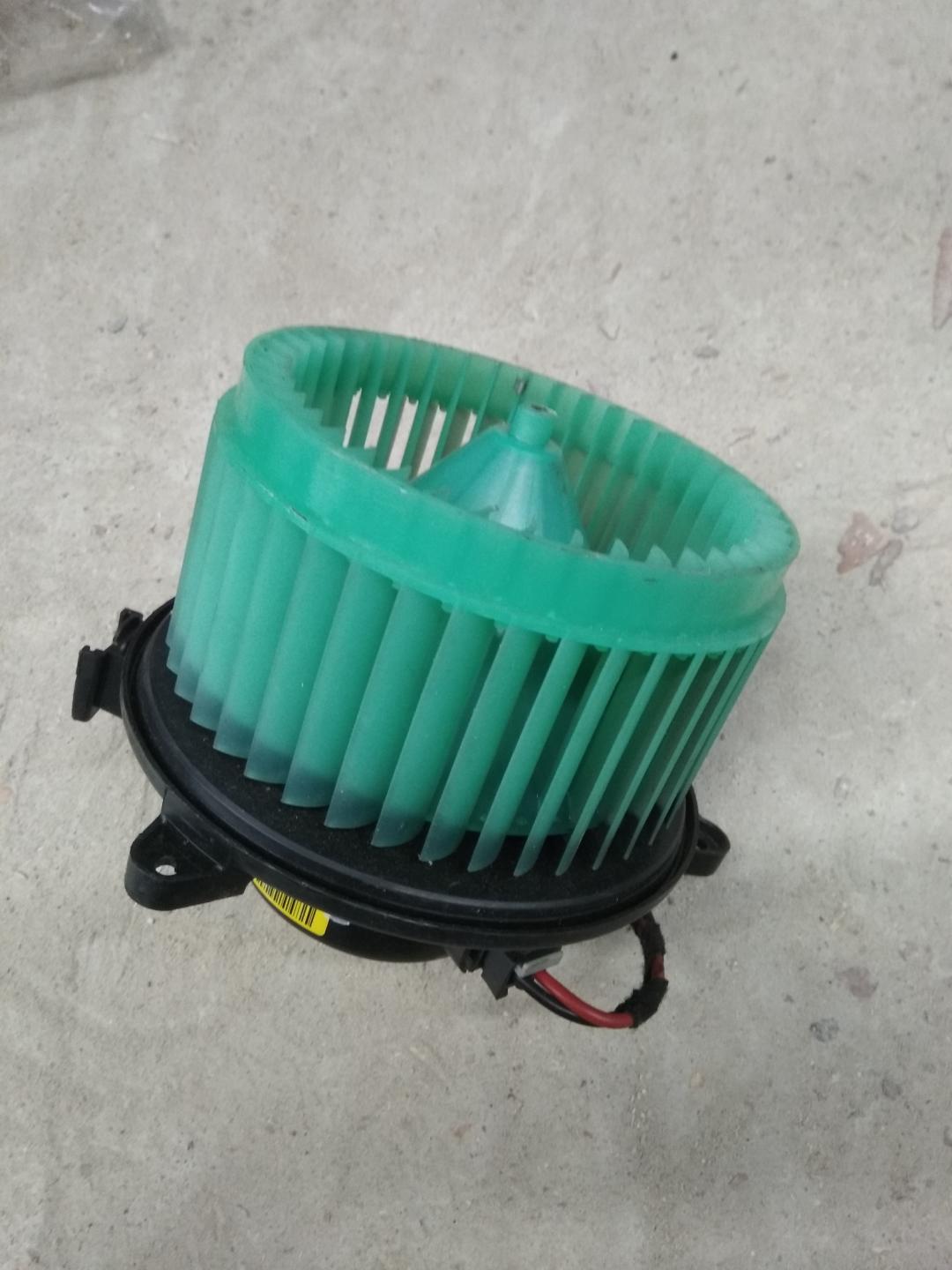 моторчик печки Ford Escape 3 поколение C520 2015, 1.5 л., бензин, АКПП, белый, внедорожник 5 дв., правый руль - фото №1