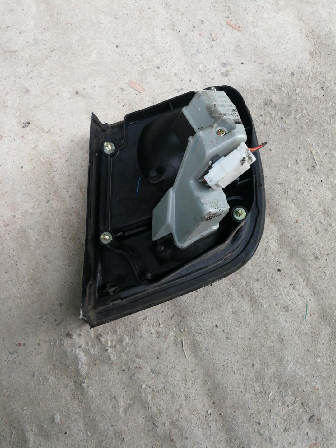 фонарь крышки багажника левый Mazda Xedos 9 1 поколение 1996, 2.3 л., KJ -ZEM, бензин, АКПП, седан - фото №1