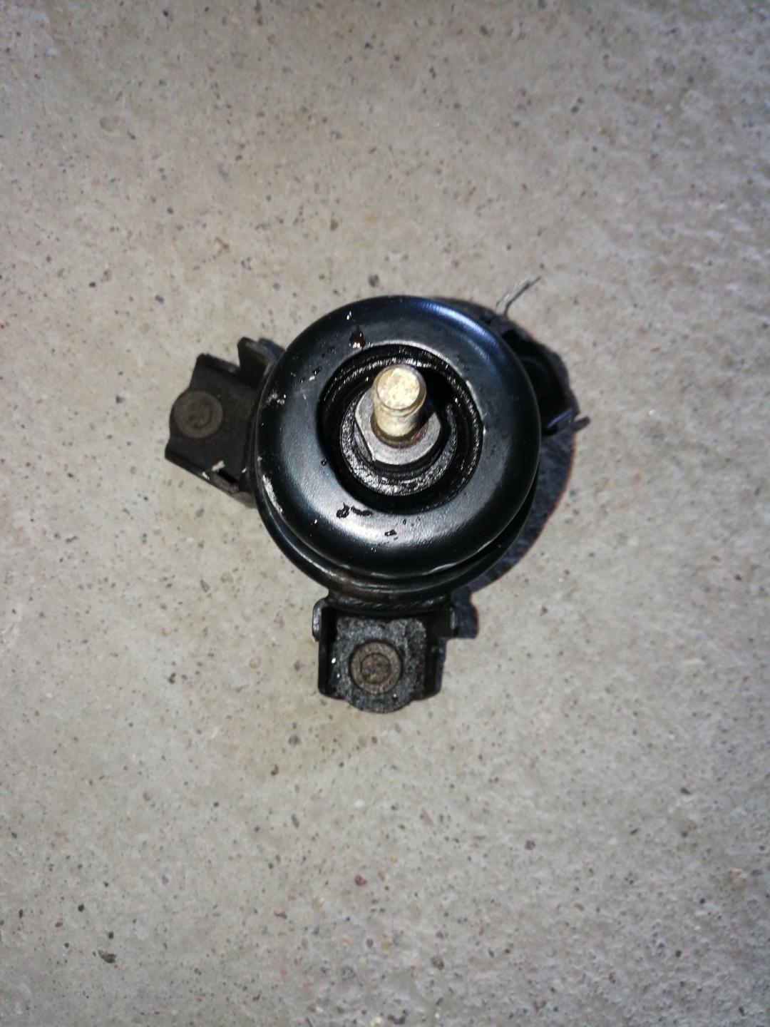 подушка крепления двигателя Toyota Camry Solara 2 поколение XV30 2005, 2.4 л., 2AZ-FE, бензин, АКПП, черный, купе - фото №1