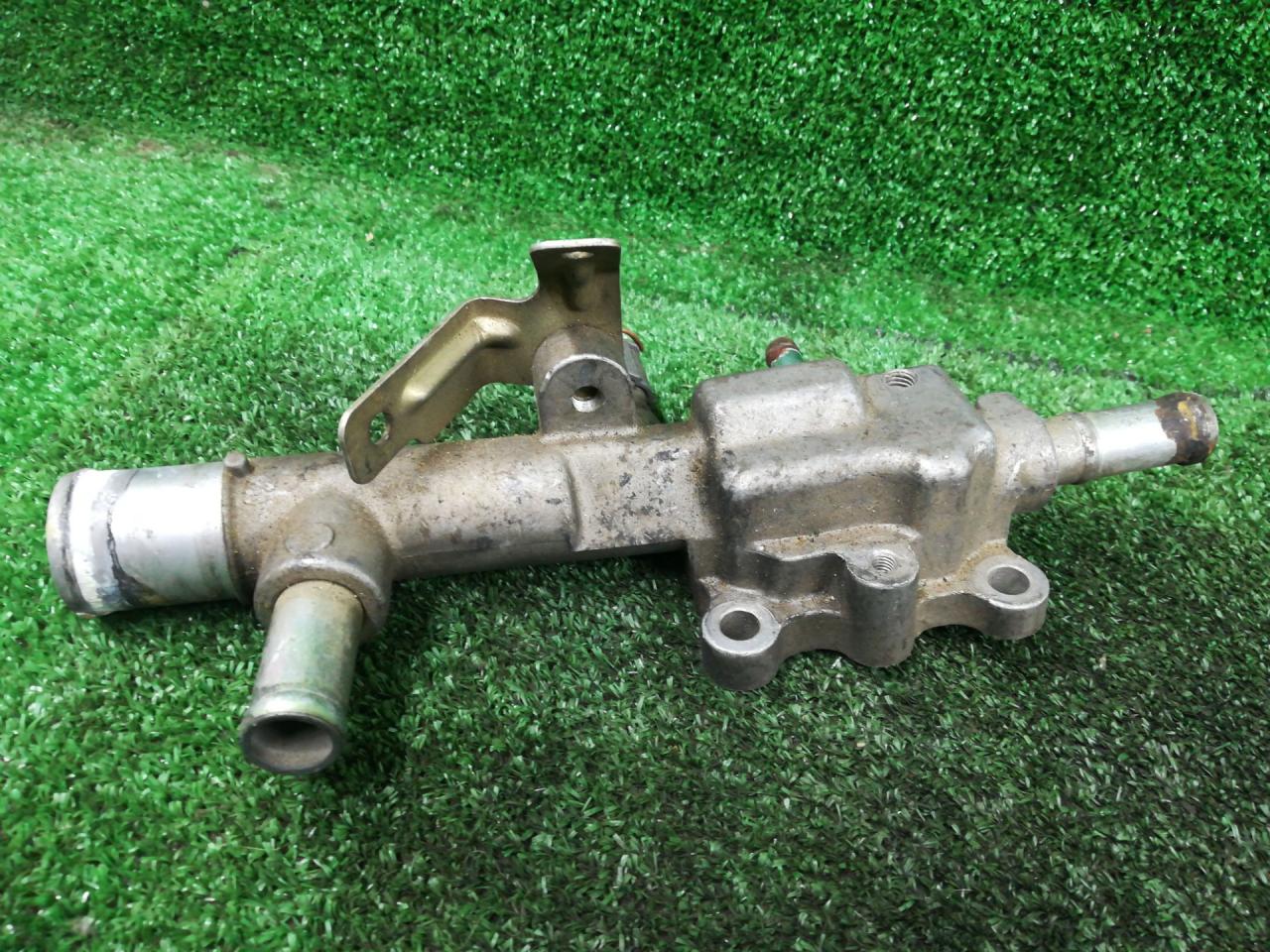 фланец (тройник) системы охлаждения Mazda Premacy 1 поколение 2001, 1.8 л., FP, бензин, АКПП, минивэн - фото №1