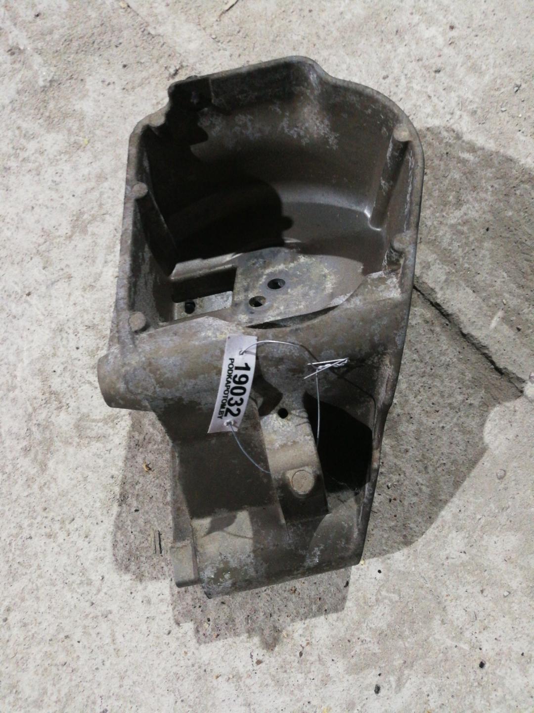 кронштейн КПП Volvo V70 1 поколение 2000, 2.4 л., бензин, АКПП, черный, универсал, правый руль - фото №1