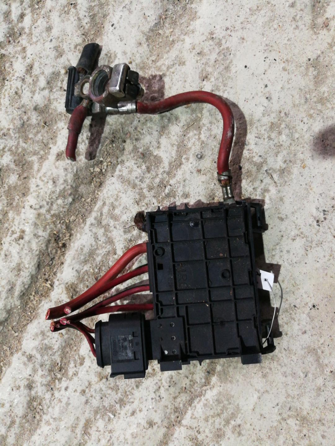 плюсовой провод аккумулятора Volkswagen Golf 6 поколение 2010, 1.4 л., CAXA, бензин, АКПП, серебро, универсал, правый руль - фото №1