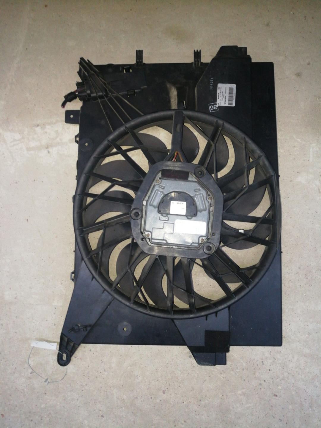 вентилятор радиатора Volvo V70 2 поколение 2004, 2.5 л., бензин, АКПП, бирюзовый, универсал, правый руль - фото №1