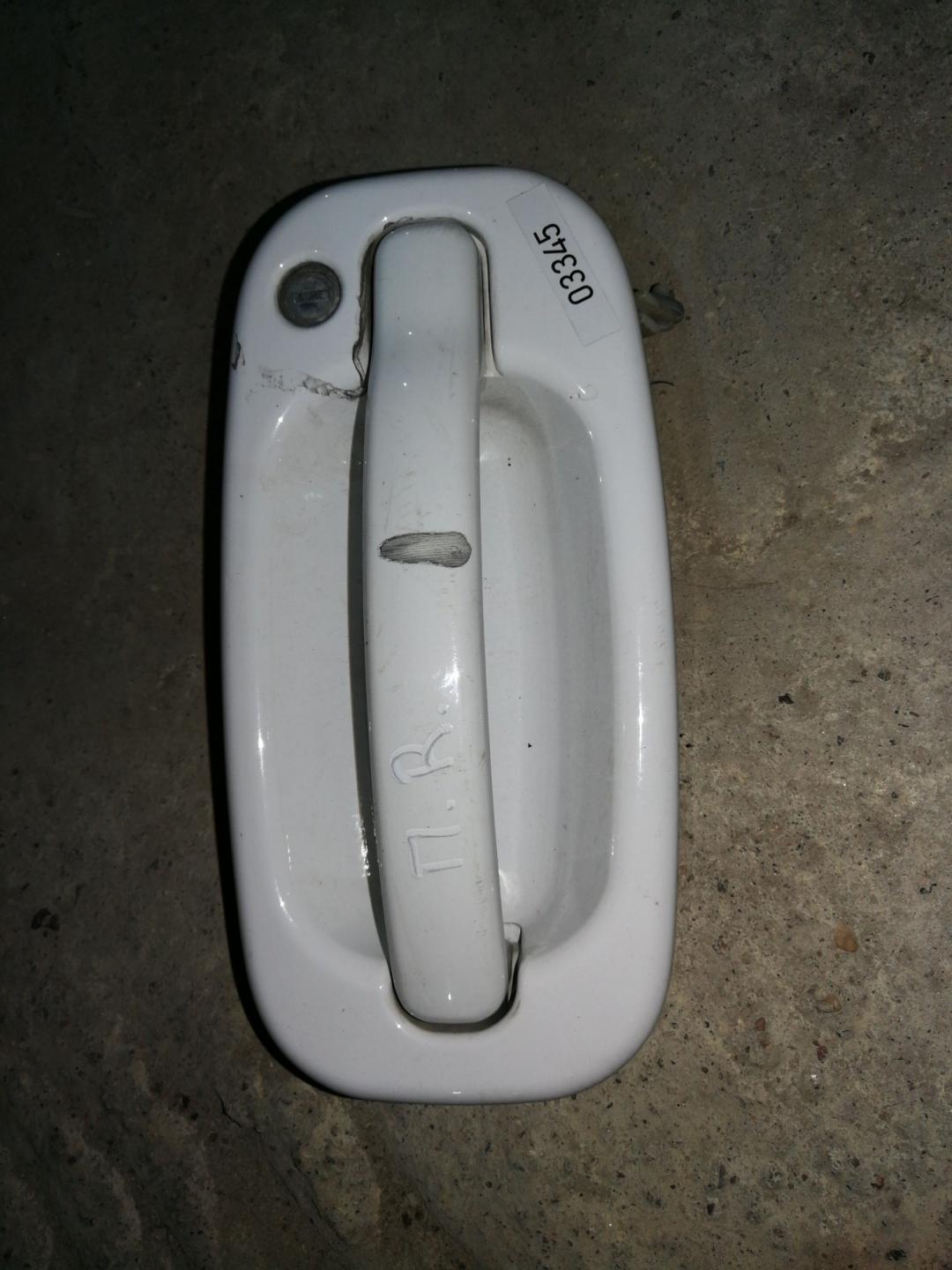 ручка наружная GMC Yukon 2 поколение 2003, 6.0 л., бензин, АКПП, белый, внедорожник 5 дв. - фото №1