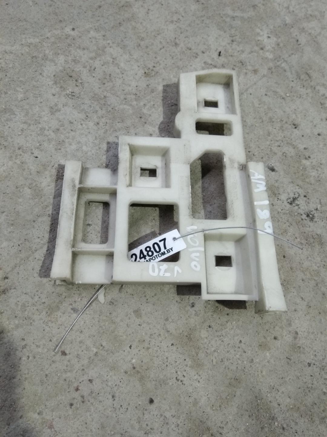 крепление бампера Volvo V70 1 поколение 2000, 2.4 л., бензин, АКПП, черный, универсал, правый руль - фото №1