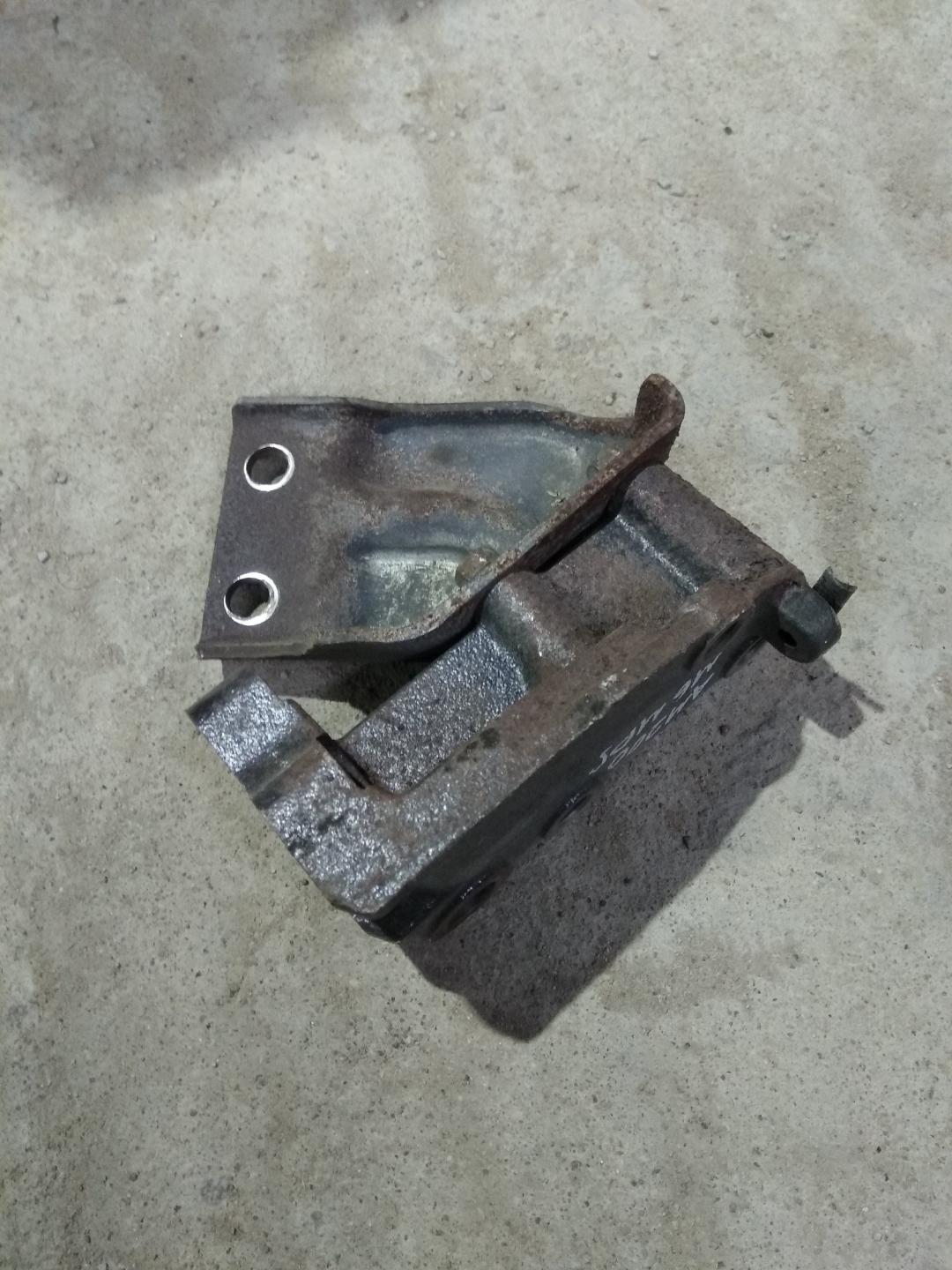 кронштейн раздаточной коробки Mazda 6 MPS 1 поколение 2006, 2.3 л., бензин, МКПП, черный, седан, правый руль - фото №1