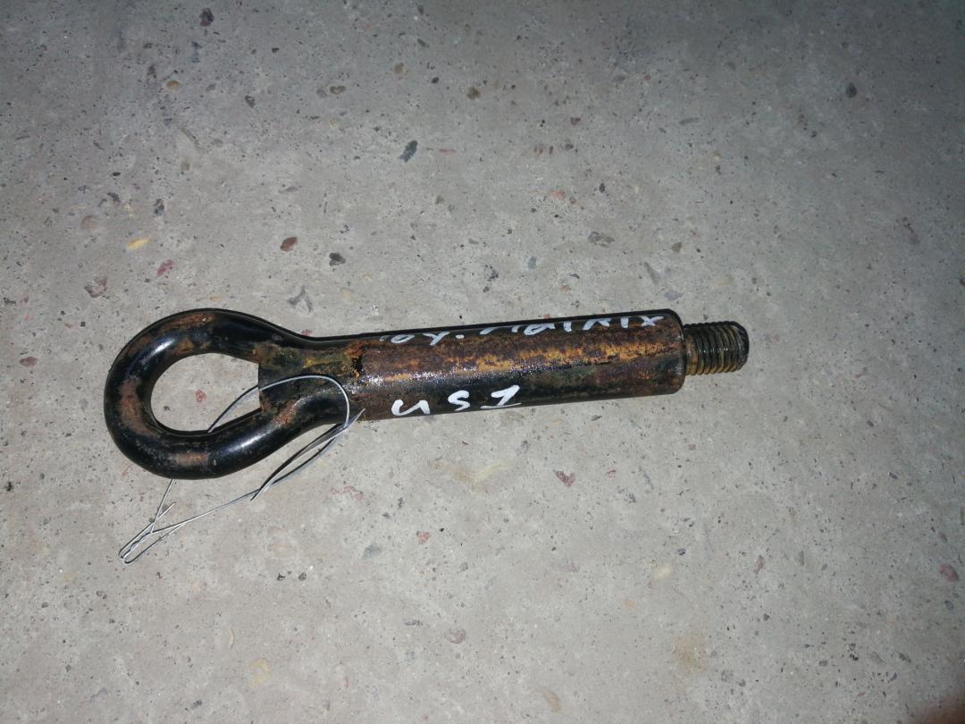 крюк буксировочный Toyota Matrix 1 поколение (E130) 2005, 1.8 л., бензин, АКПП, темно-серый, минивэн - фото №1