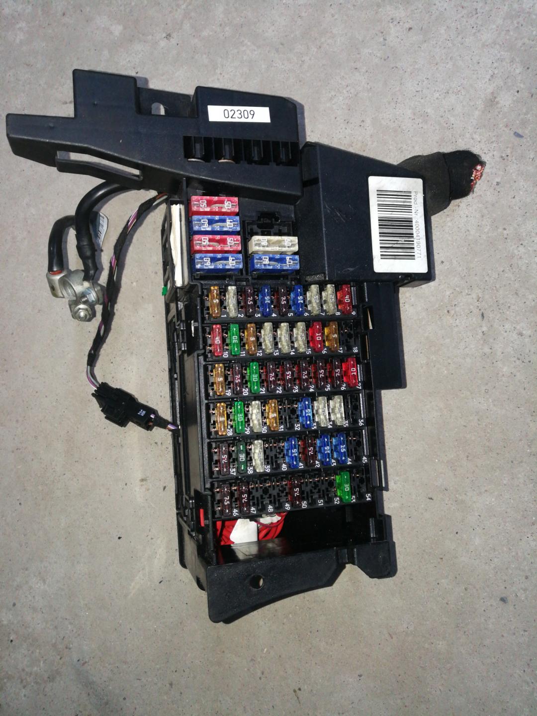 блок предохранителей Mercedes-Benz A-Класс W169 2005, 2.0 л., бензин, АКПП, серебристый, хетчбэк 5 дв. - фото №1