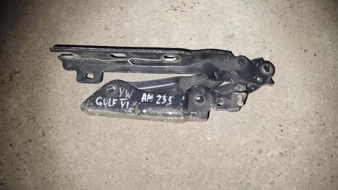 петля капота правая Volkswagen Golf 6 поколение 2011, 1.4 л., CAVD, бензин, АКПП, черный, универсал, правый руль - фото №1