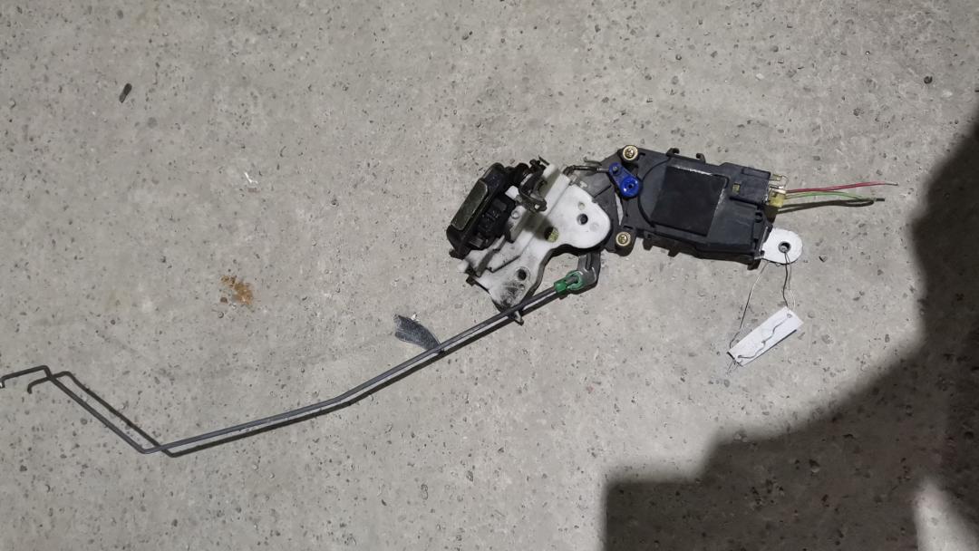 замок двери задней левой Subaru Legacy 2 поколение 1997, 2.0 л., EJ201, бензин, универсал - фото №1