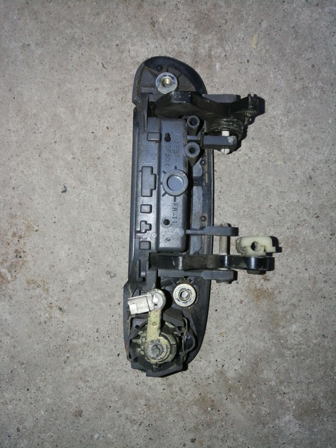 ручка наружная Mazda 323 6 поколение 1998, 1.5 л., бензин, АКПП, черный, хетчбэк 5 дв., правый руль - фото №1