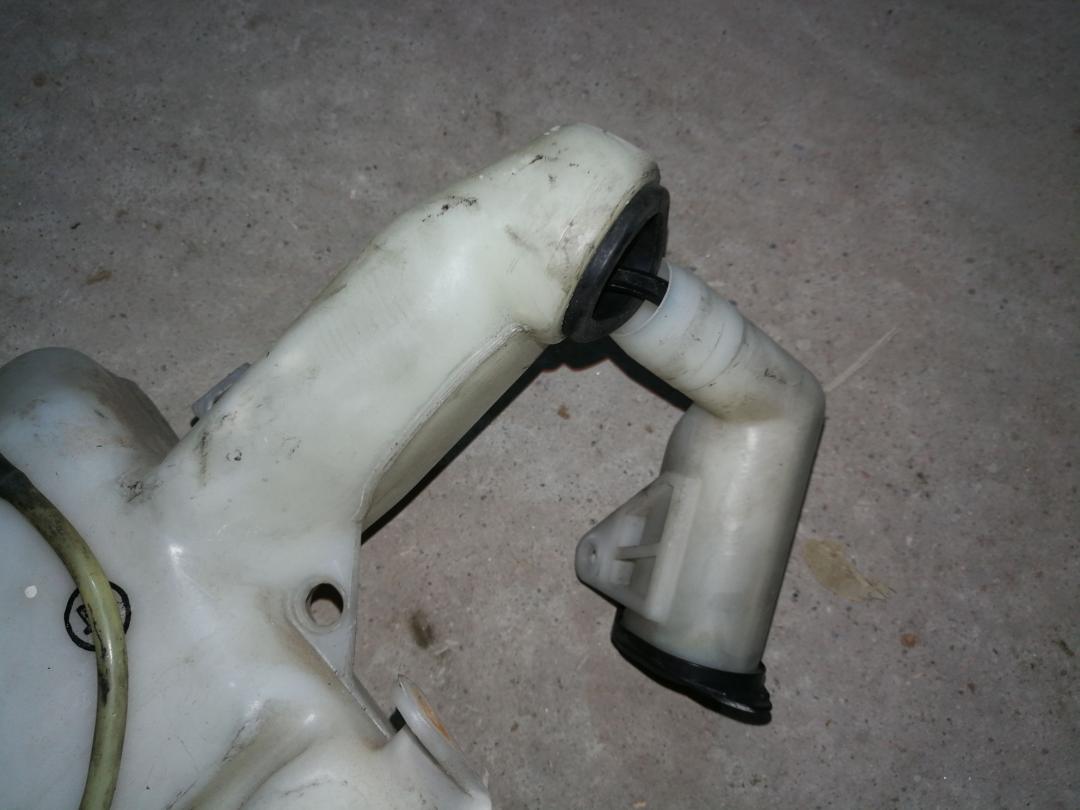 бачок омывателя Lexus SC 1 поколение 1994, 4.0 л., бензин, АКПП, серовато-жёлтый, купе, правый руль - фото №1