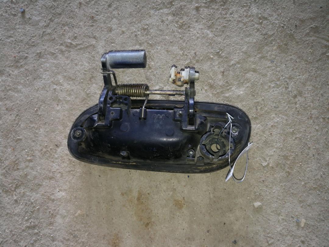 ручка наружная Mazda Millenia 1 поколение 2000, 2.5 л., бензин, седан - фото №1