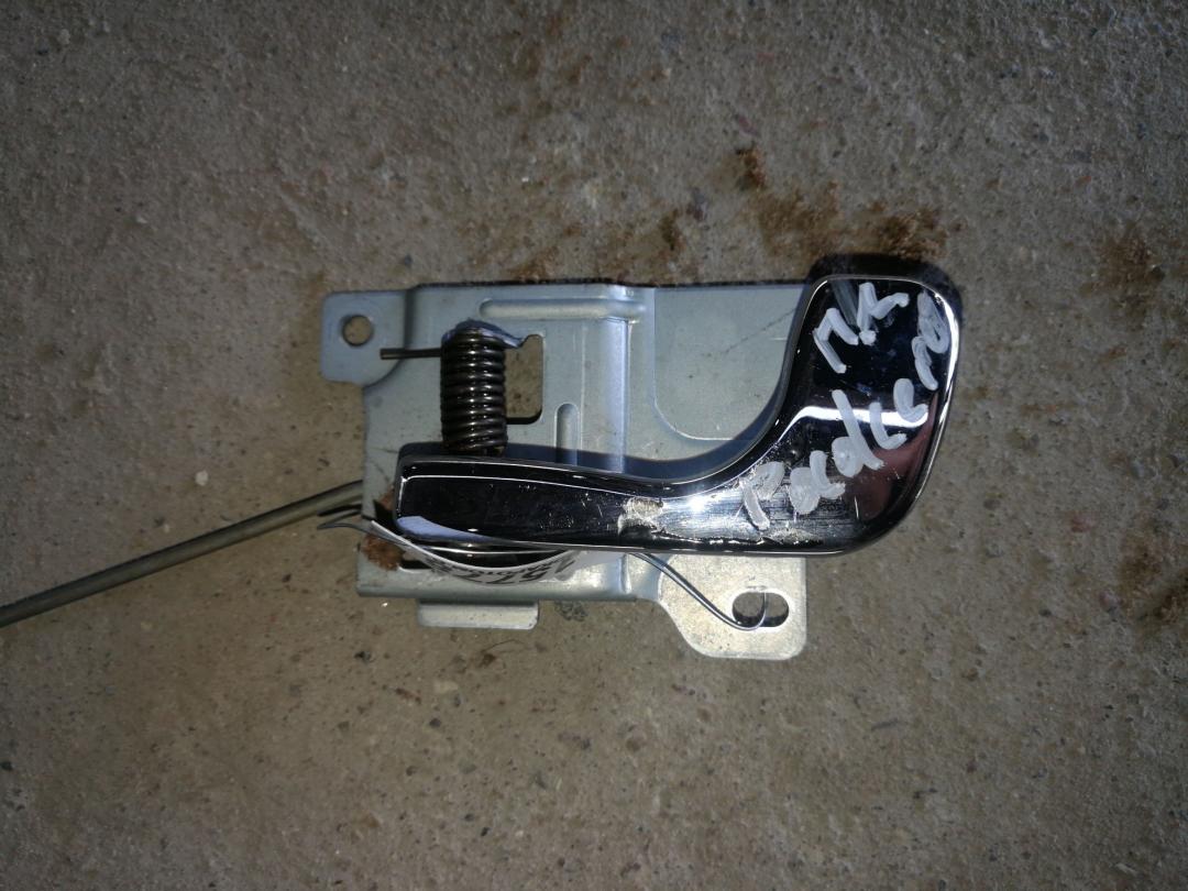 ручка внутренняя передняя левая Mitsubishi Pajero 2 поколение 1996, 2.5 л., 4D56 TD, дизель, внедорожник 5 дв. - фото №1