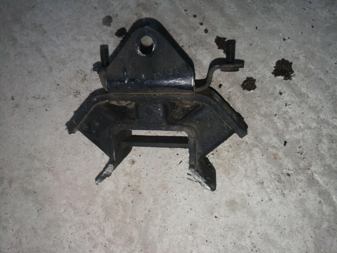 подушка крепления КПП Great Wall Hover H5 1 поколение 2012, 2.0 л., дизель, АКПП, черный, внедорожник 5 дв., правый руль - фото №1