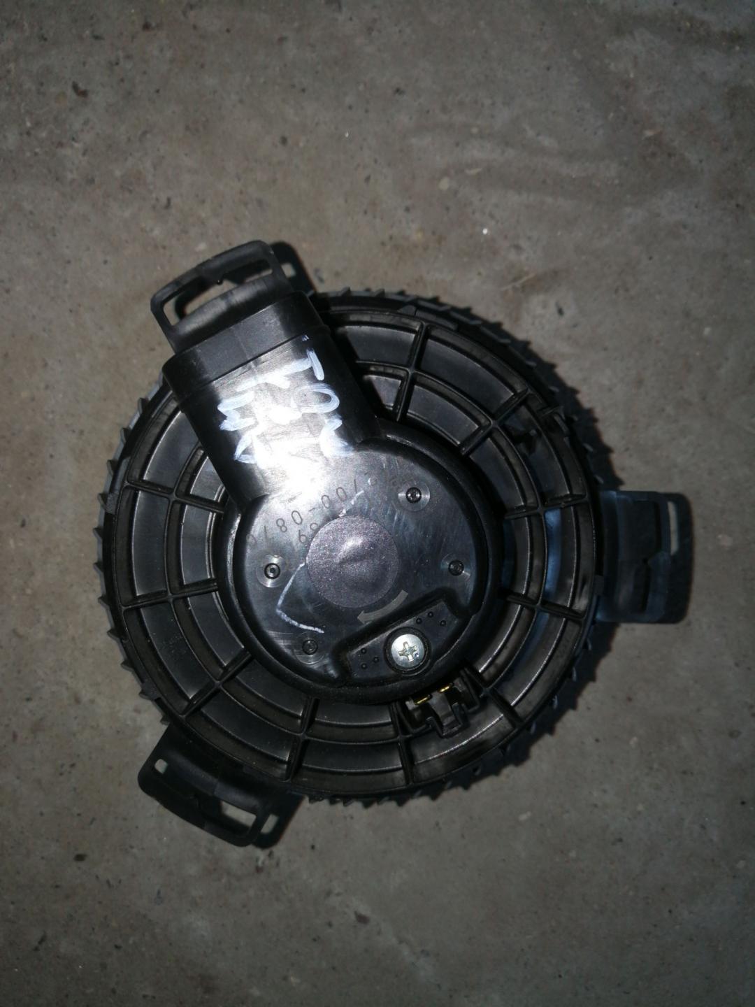 моторчик печки Mazda 3 BL 2009, 2.0 л., LF17, бензин, МКПП, черный, седан, правый руль, 872700-0870 - фото №1