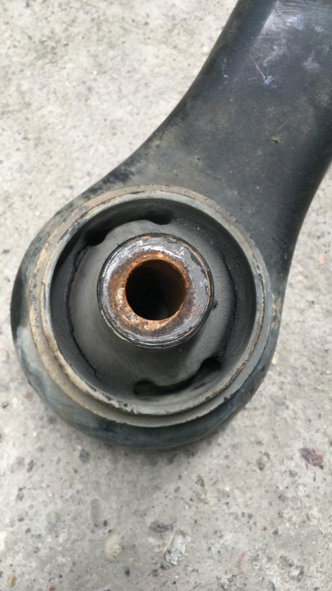 рычаг передний правый Mazda Tribute 1 поколение 2002, 2.0 л., бензин, АКПП, внедорожник 5 дв., правый руль - фото №1