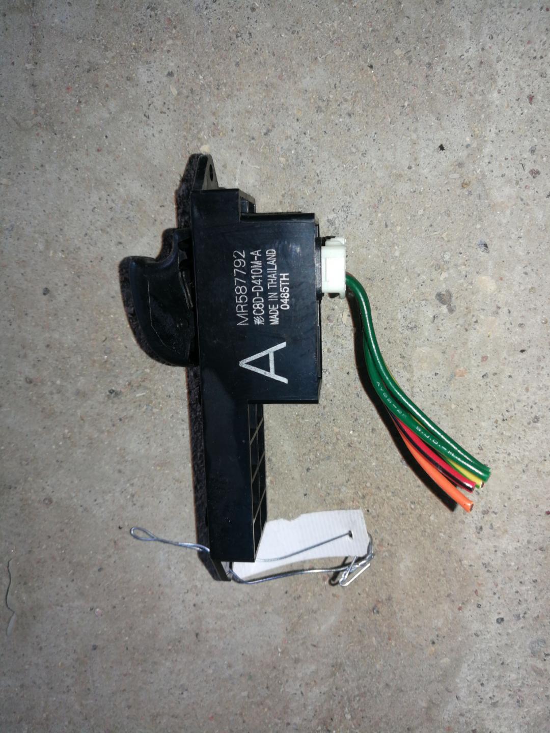 кнопка стеклоподъемника двери Mitsubishi Outlander 1 поколение 2006, 2.4 л., 4G69, бензин, АКПП, серебристый, внедорожник 5 дв., правый руль, MR587792 - фото №1