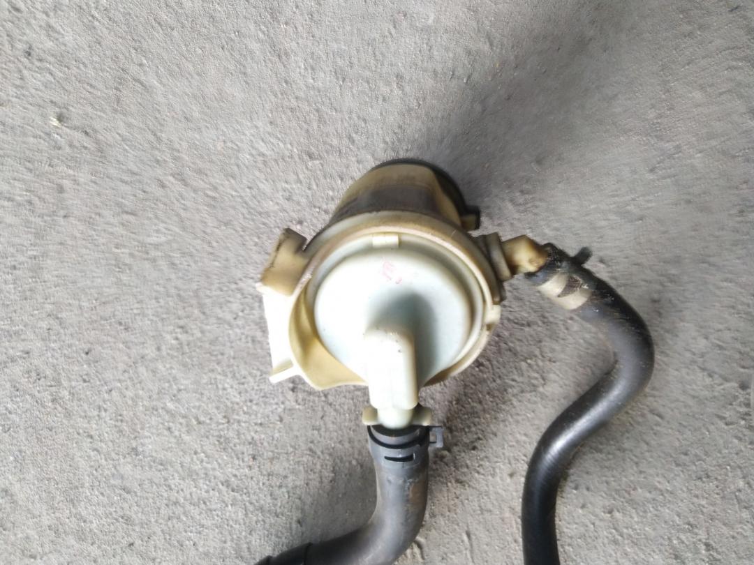 бачок гидроусилителя Toyota Avensis Verso 1 поколение 2003, 2.4 л., 2AZ-FE, бензин, АКПП, серебристый, минивэн, правый руль - фото №1