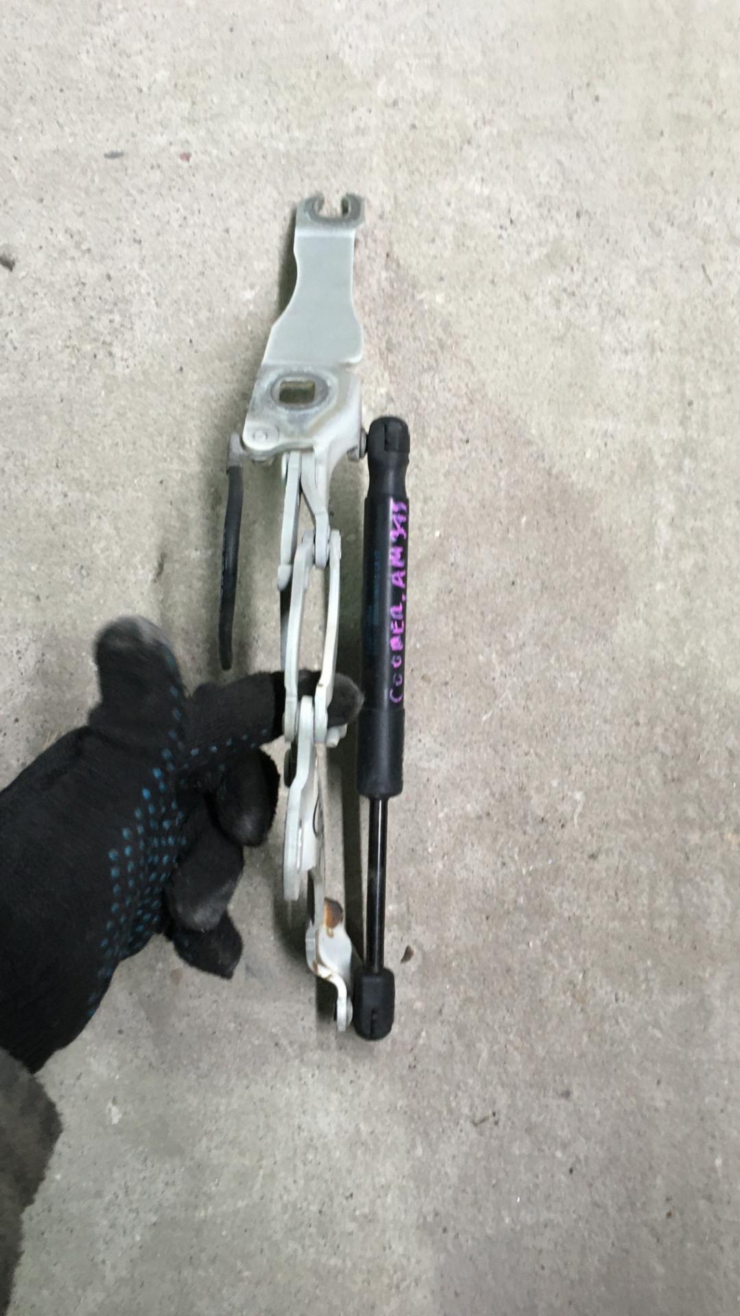 петля капота правая Mini Clubman 1 поколение (R55) 2011, 1.6 л., бензин, АКПП, белый, универсал, правый руль - фото №1