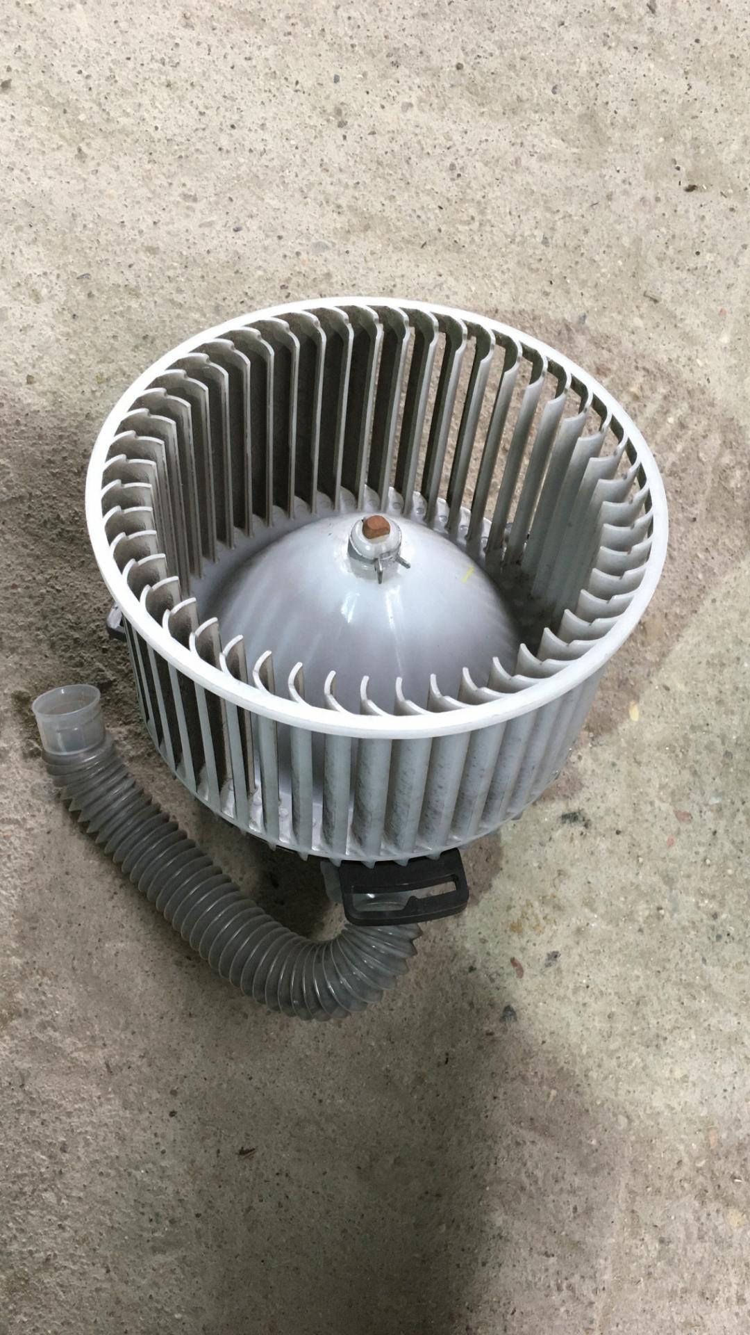 моторчик печки Mazda 3 BL 2010, 1.6 л., Z6, бензин, АКПП, белый, хетчбэк 5 дв., правый руль, 872700-0871, HB111BBS9-03 - фото №1