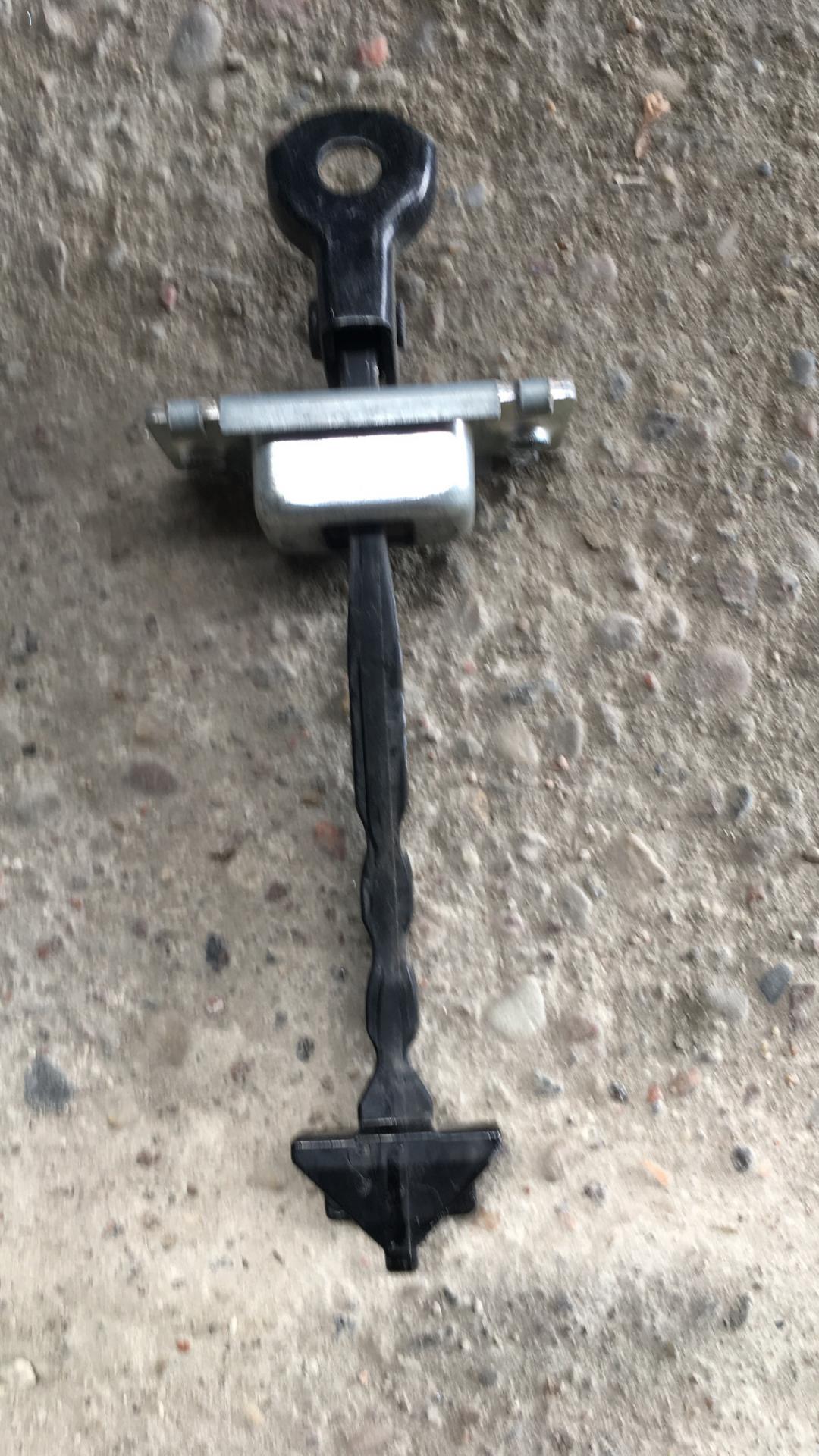 ограничитель открывания двери Mazda 3 BL 2009, 2.0 л., LF17, бензин, АКПП, черный, хетчбэк 5 дв., правый руль - фото №1