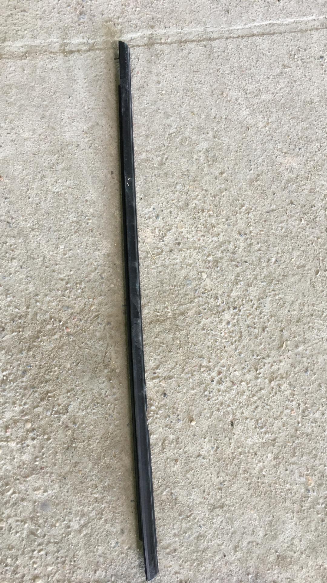 Молдинг стекла двери наружный Mazda 3 BL 2009, 2.0 л., LF17, бензин, АКПП, черный, хетчбэк 5 дв., правый руль - фото №1