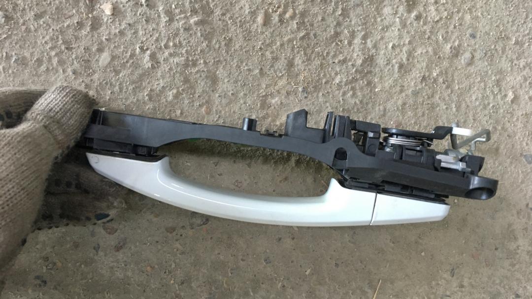 ручка наружная Chevrolet Cruze 1 поколение 2011, 1.4 л., бензин, МКПП, белый, седан, правый руль - фото №1