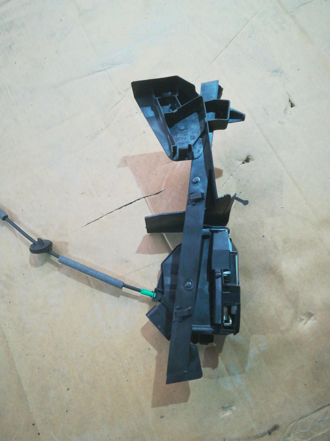 замок двери передней левой Ford Kuga 2 поколение 2015, 2.0 л., T8MB, дизель, АКПП, черный, внедорожник 5 дв., правый руль - фото №1