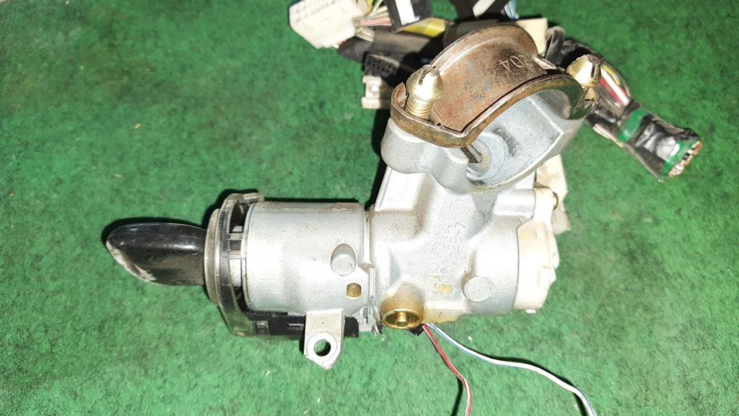 замок зажигания Toyota Avensis Verso 1 поколение 2003, 2.4 л., 2AZ-FE, бензин, АКПП, серебристый, минивэн, правый руль - фото №1