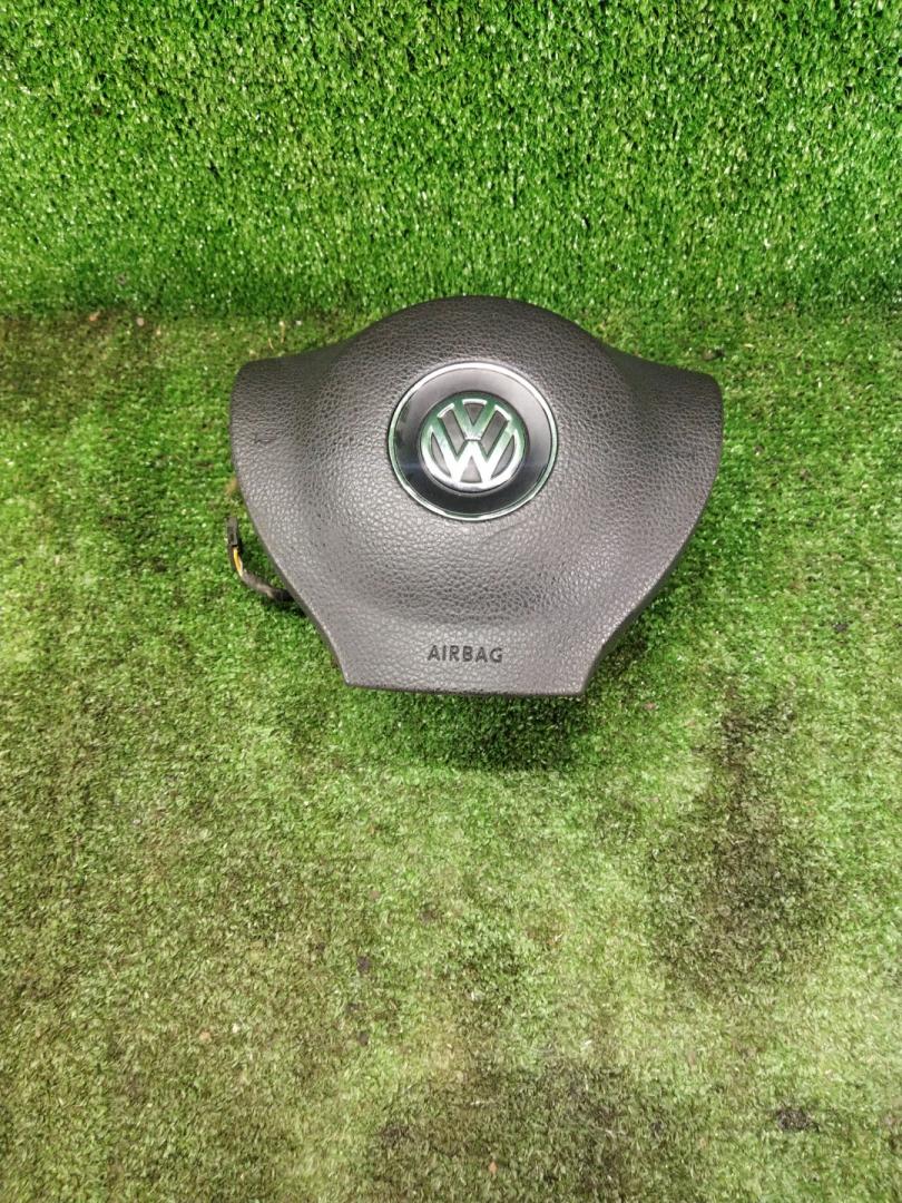 подушка безопасности водителя Volkswagen Golf 6 поколение 2012 - фото №1