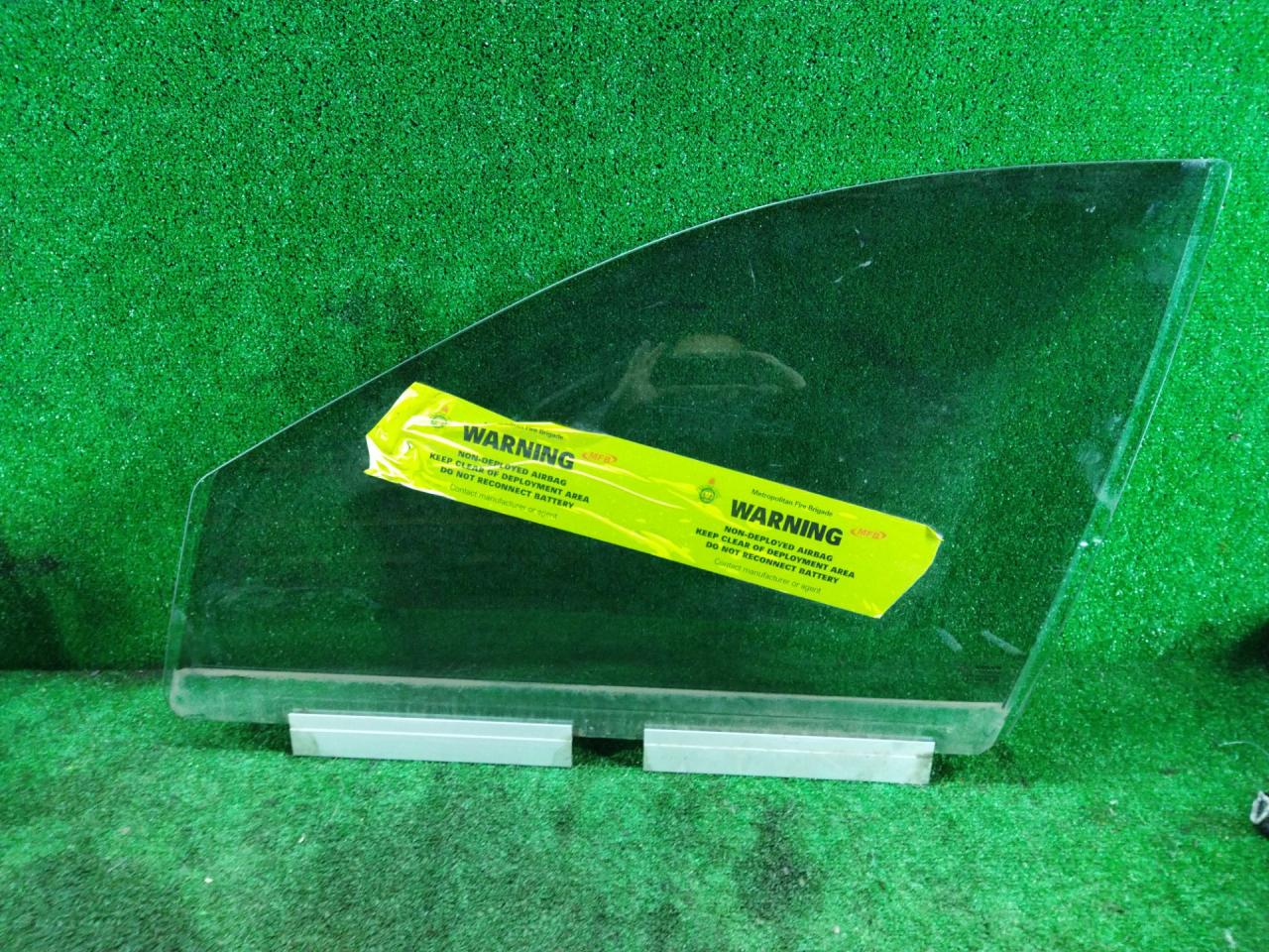 стекло двери передней левой Volvo XC90 1 поколение 2004, 2.9 л., бензин, АКПП, серебристый, универсал, правый руль - фото №1