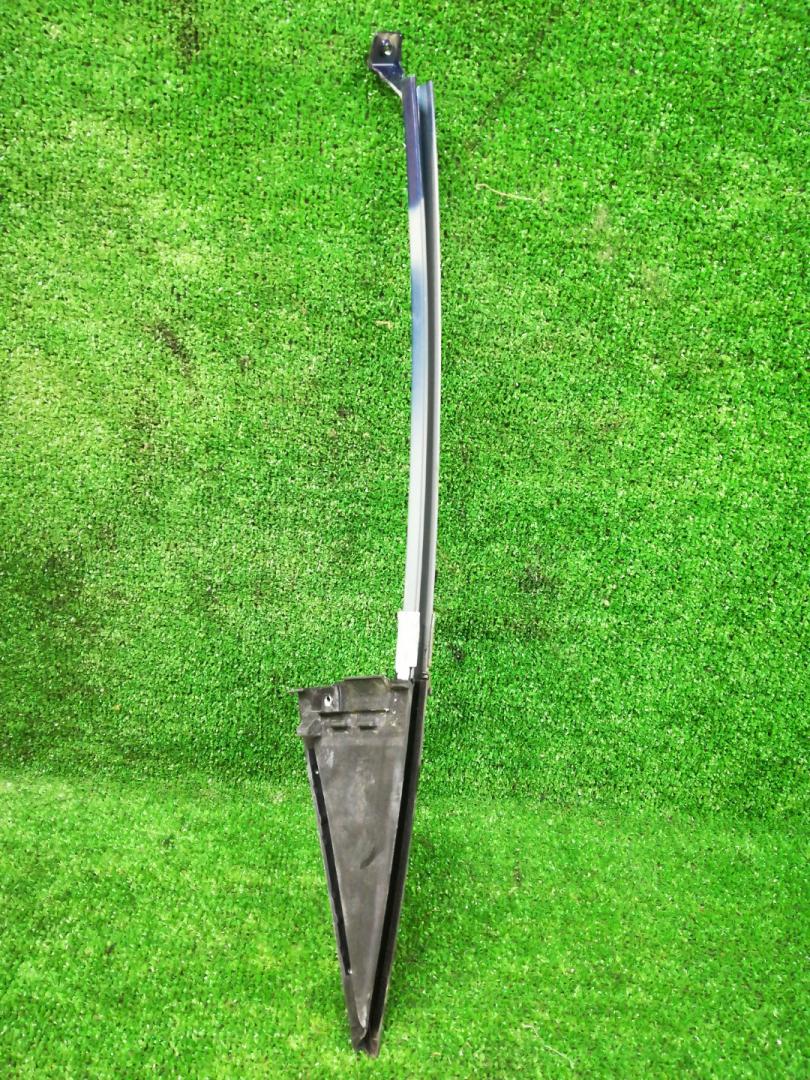 направляющая стекла задней правой Pontiac Vibe 1 поколение 2004, 1.8 л., 1ZZ-FE, бензин, АКПП, синий, лифтбэк, передний привод - фото №1