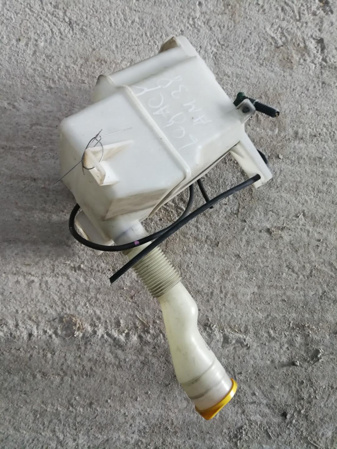 бачок омывателя Subaru Legacy 5 поколение 2012, 2.0 л., EJ20Y, бензин, АКПП, седан - фото №1