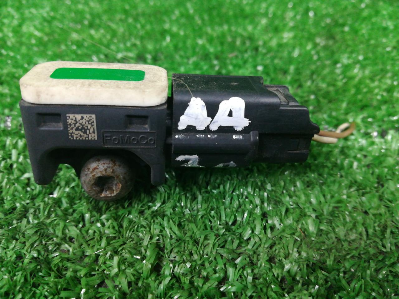 датчик удара Ford Kuga 1 поколение 2012, 2.5 л., HYDC, бензин, АКПП, внедорожник 5 дв., полный привод, правый руль, 8V4114B006AA - фото №1