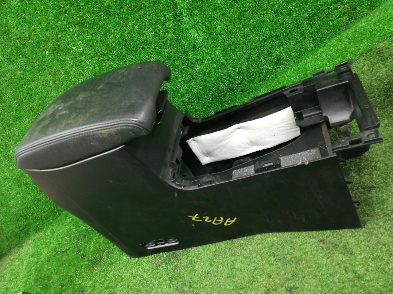 подлокотник Suzuki Kizashi 1 поколение RE91S 2012, 2.4 л., J24B, бензин, АКПП, rhfcysq, седан, передний привод, правый руль, 75851A57L00E - фото №1