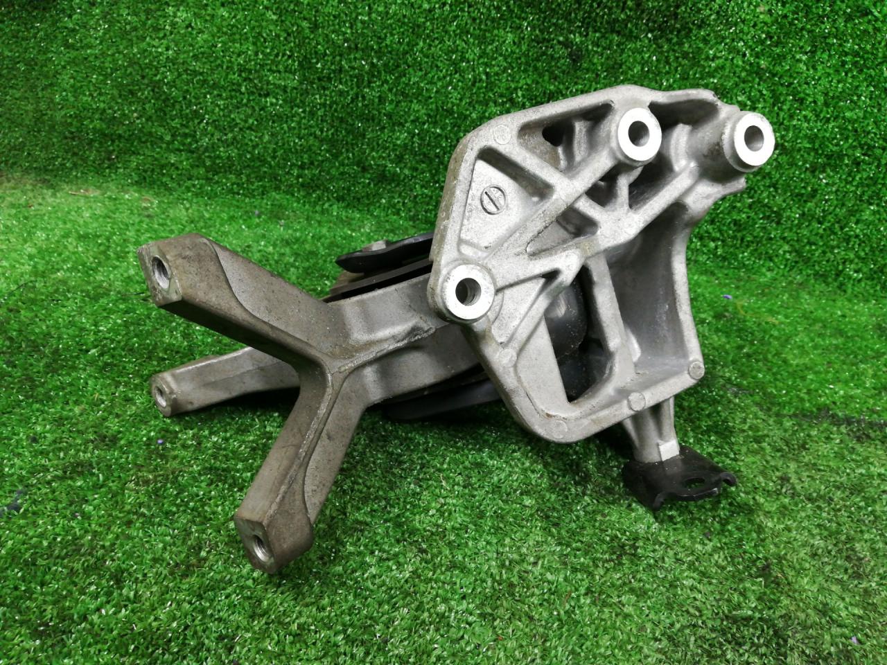 подушка крепления КПП Suzuki Kizashi 1 поколение RE91S 2012, 2.4 л., J24B, бензин, АКПП, rhfcysq, седан, передний привод, правый руль - фото №1