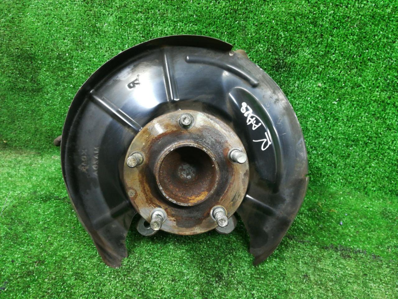 кулак задний правый Mazda 3 3 поколение 2015, 2.5 л., PY-VPS, бензин, АКПП, серый, седан, передний привод, правый руль - фото №1