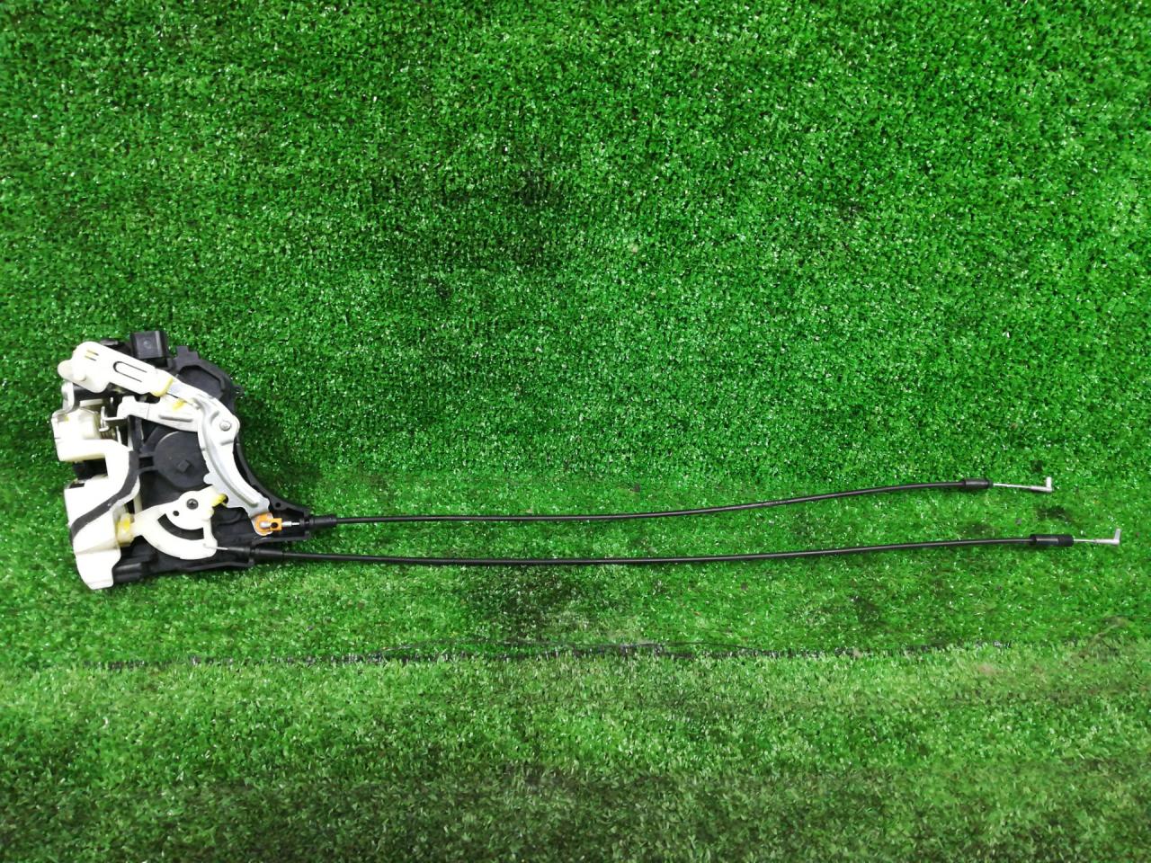 замок двери задней правой Mitsubishi Outlander 2 поколение 2008, 3.0 л., i, 6B31, бензин, красный, внедорожник 5 дв., полный привод - фото №1