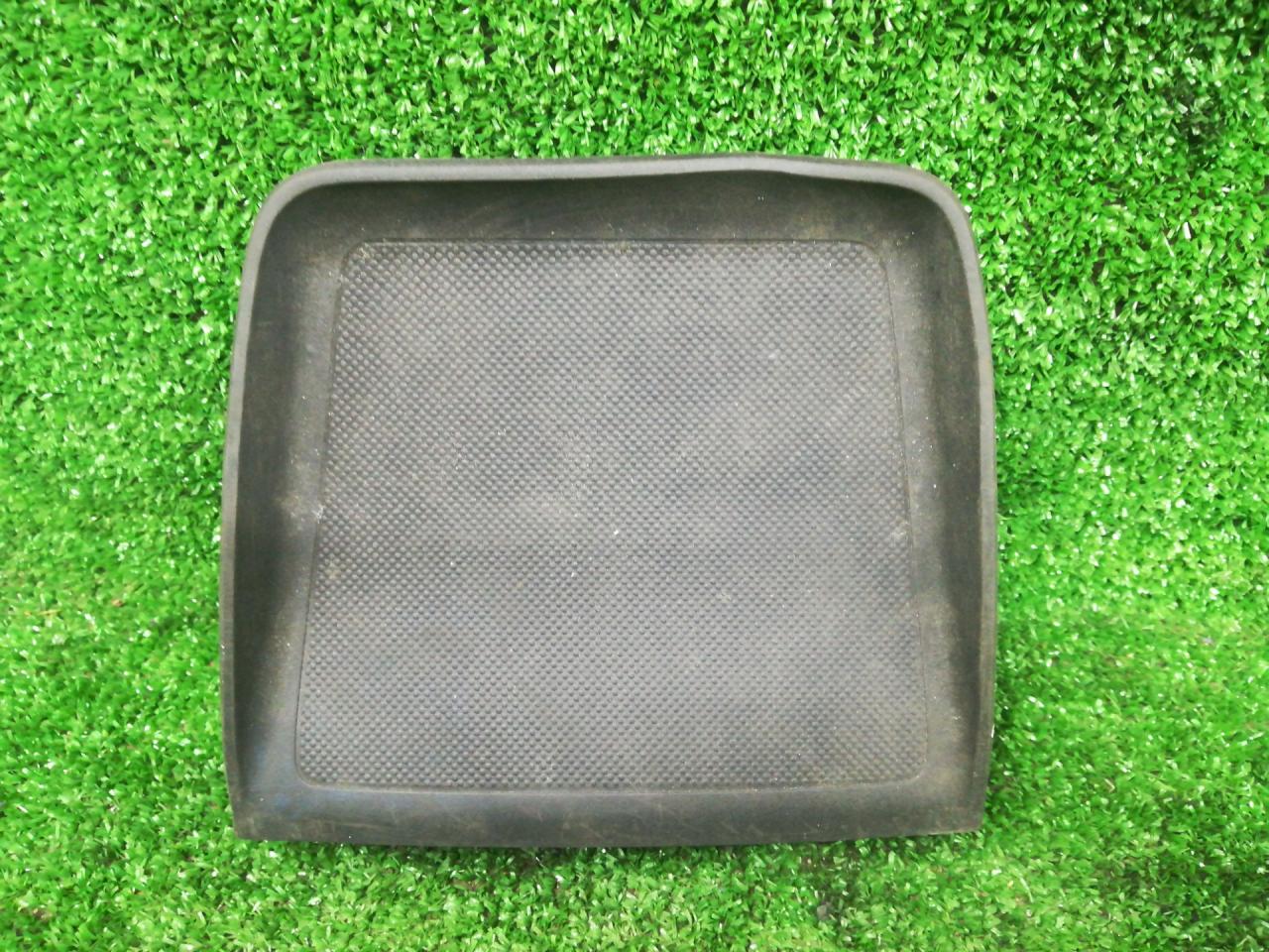 Декоративная накладка центральной консоли Mazda 3 3 поколение 2015, 2.5 л., PY-VPS, бензин, АКПП, серый, седан, передний привод, правый руль, B45A64362 - фото №1