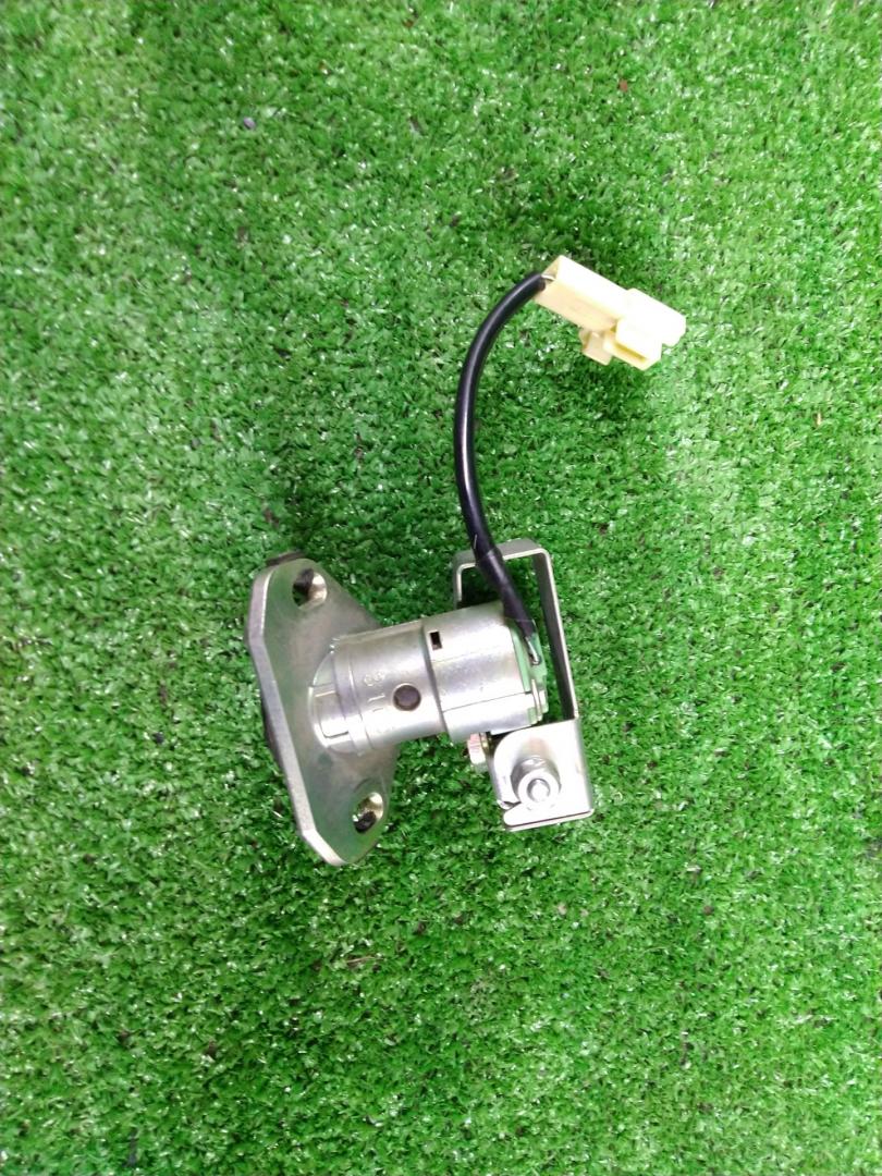 Личинка замка крышки багажника Lexus GS 3 поколение 2006, 3.0 л., бензин, АКПП, задний привод - фото №1