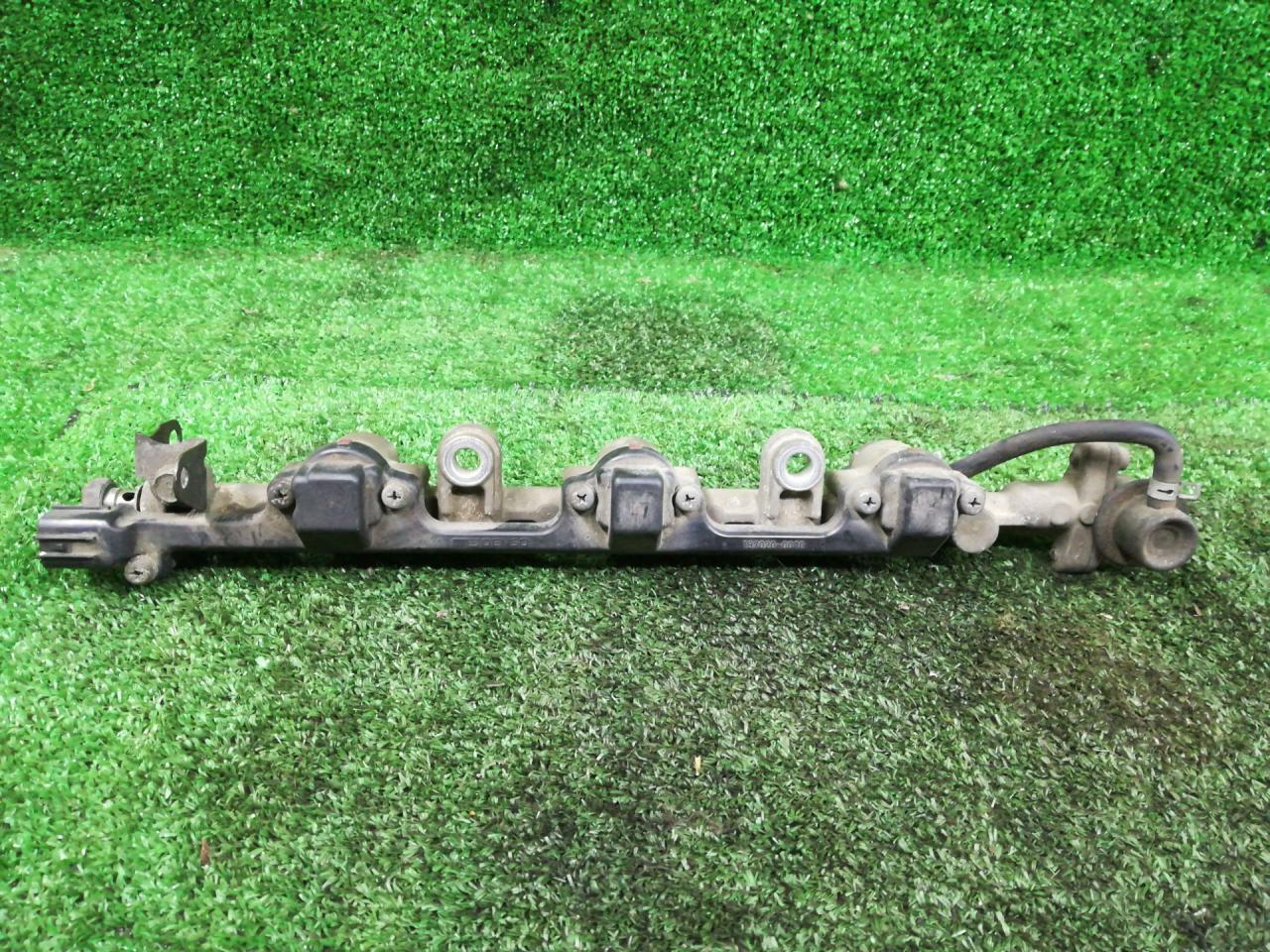 топливная рампа Mazda Millenia 1 поколение 2000, 2.3 л., бензин, 1970200010 - фото №1