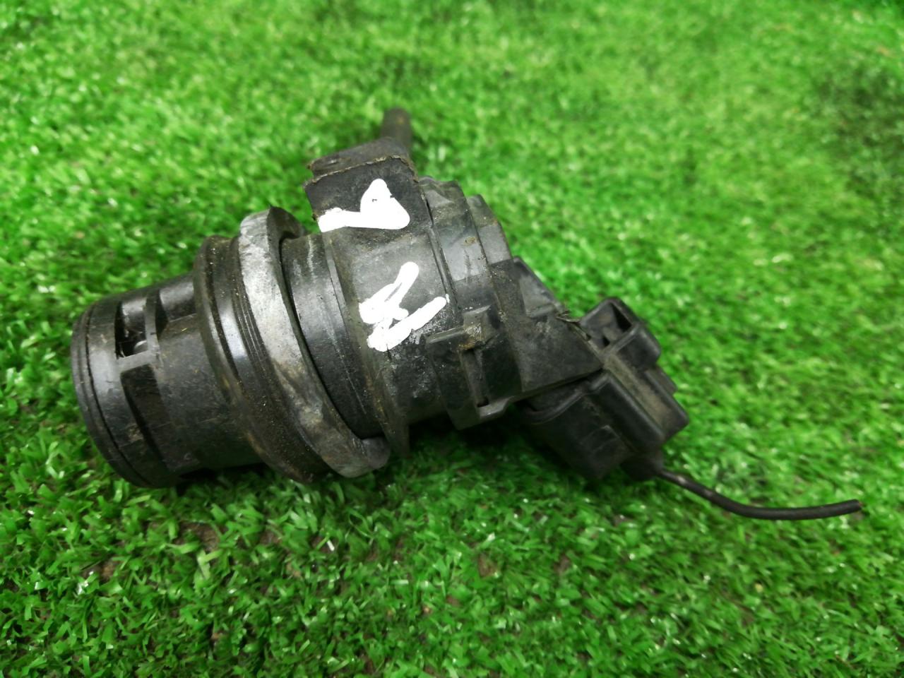 насос (моторчик) омывателя стекла Mazda 6 GG 2004, 8603102451 - фото №1