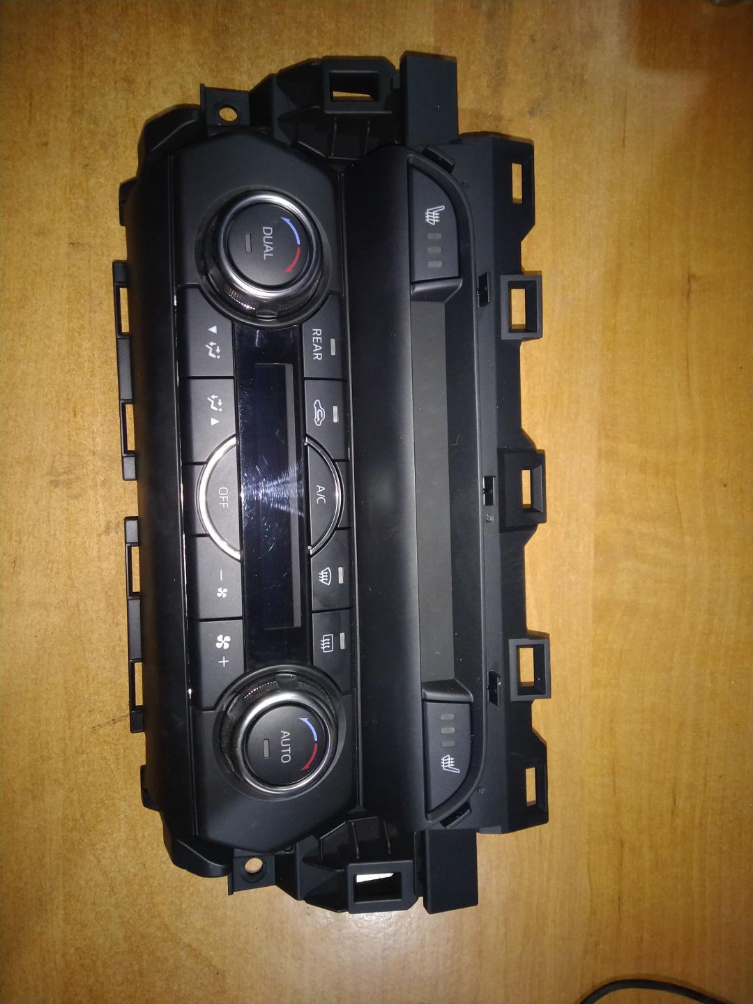 блок управления печки / климат-контроля Mazda CX-9 2 поколение 2017, 2.5 л., бензин, АКПП, красный, полный привод, правый руль, TK56-55260 - фото №1