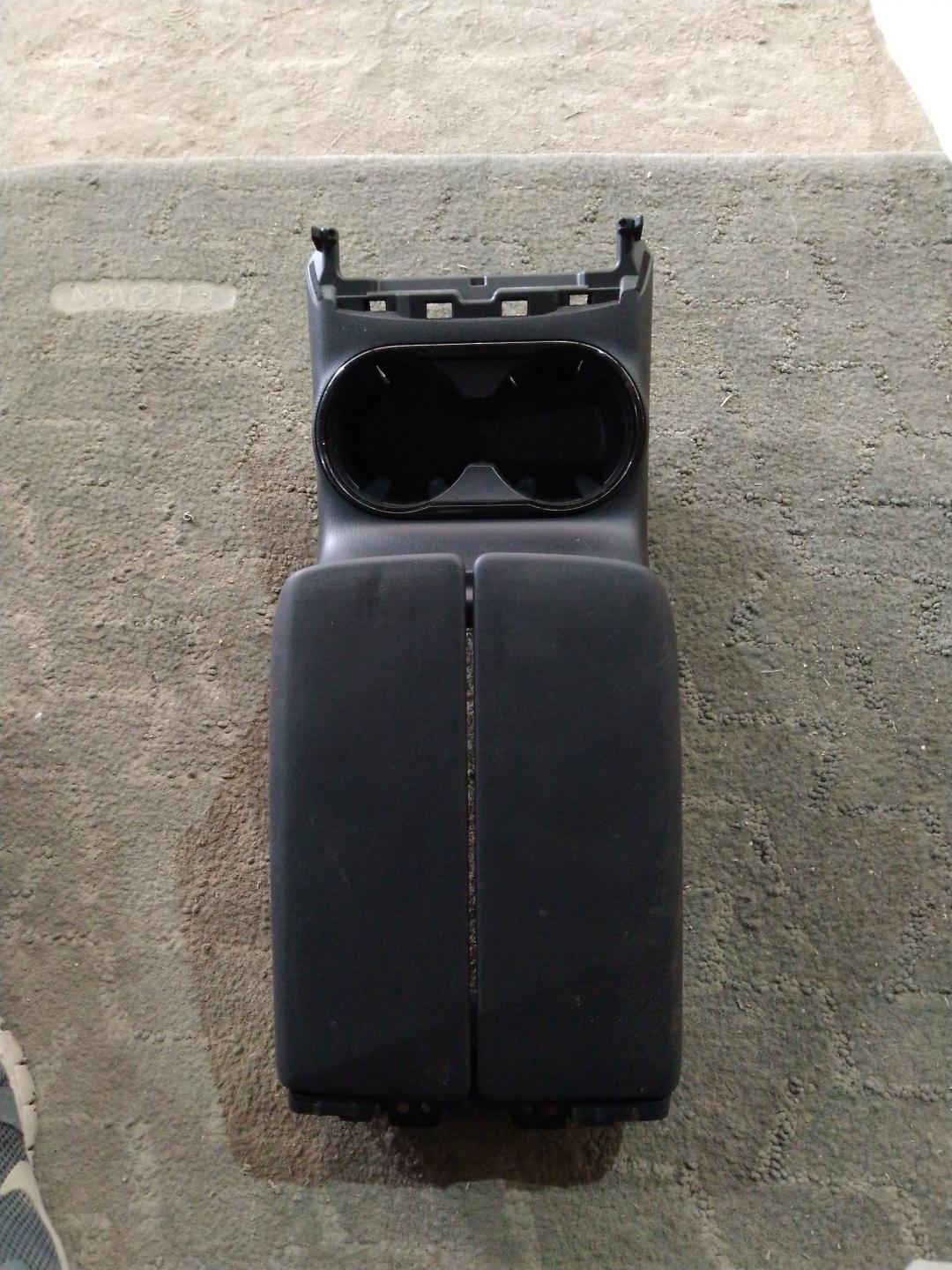 подлокотник Mazda CX-9 2 поколение 2017, 2.5 л., бензин, АКПП, красный, полный привод, правый руль - фото №1