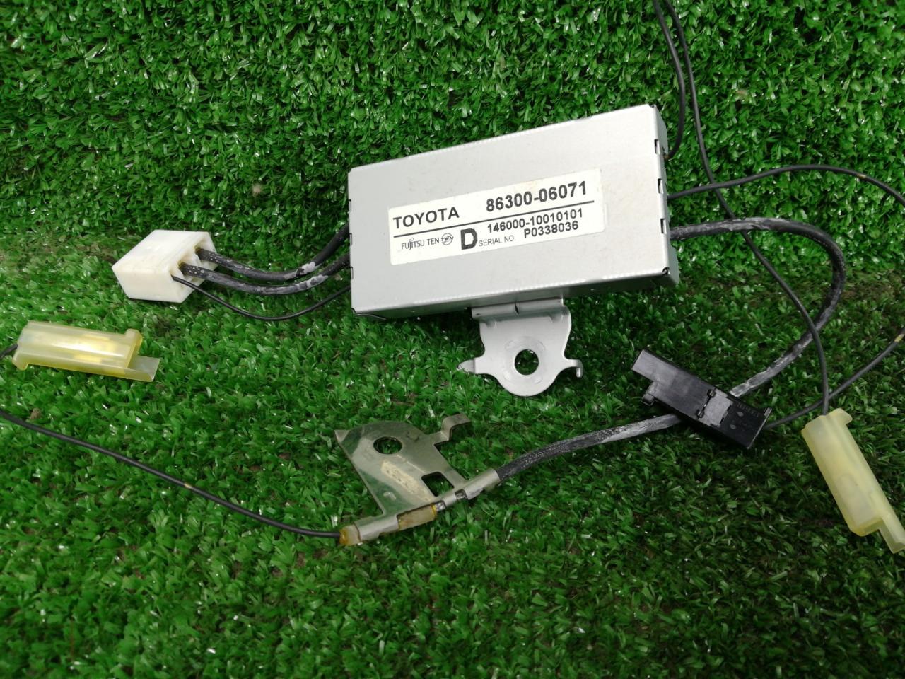 усилитель антенны Toyota Camry 7 поколение XV40 ASV40 2009, 3.5 л., 2GR-FE, бензин, АКПП, серый, седан, передний привод, 8630006071 - фото №1