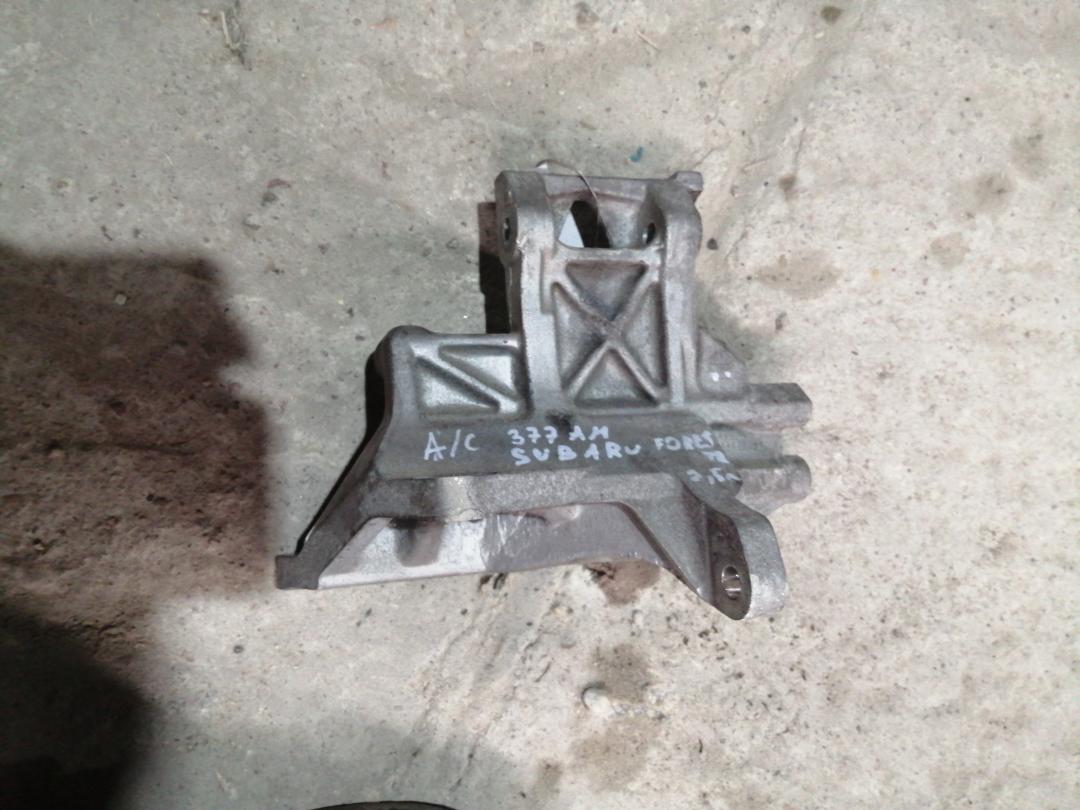 кронштейн компрессора кондиционера Subaru Forester 3 поколение (SH) 2009, 2.5 л., EJ253, бензин, АКПП, синий, правый руль - фото №1