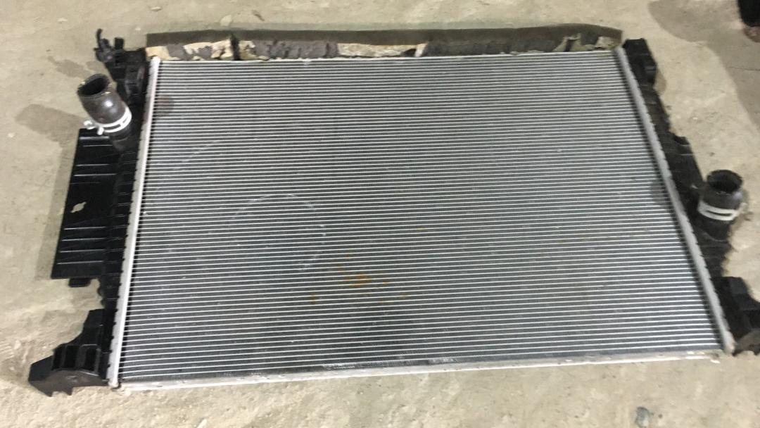 радиатор (основной) Ford Escape 3 поколение C520 2015, 2.0 л., T8MB, дизель, АКПП, белый, правый руль - фото №1